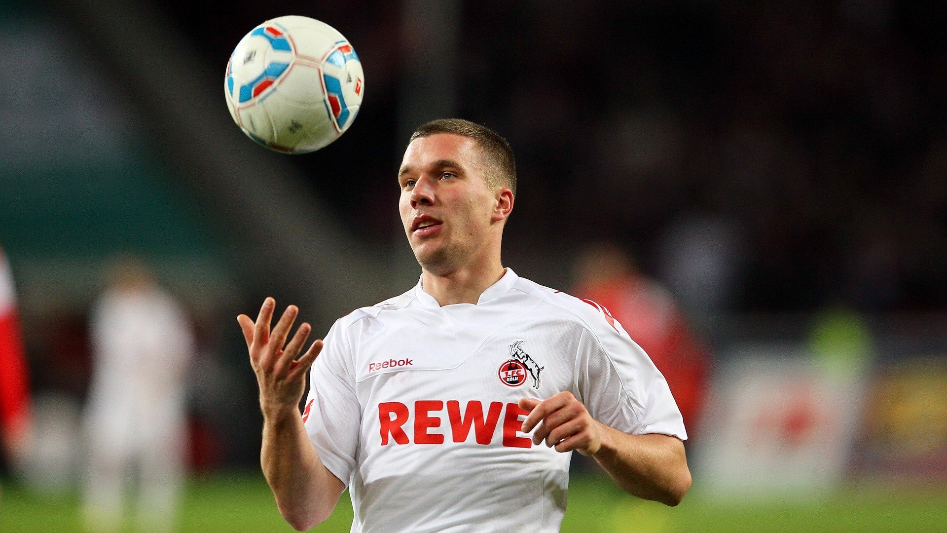 冰上曲棍球赛火热进行，观众热情高涨，冰上曲棍球介绍